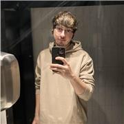 Joven cursando grado de informática, da clases privadas, desde como moverse por el ordenador, hasta programación